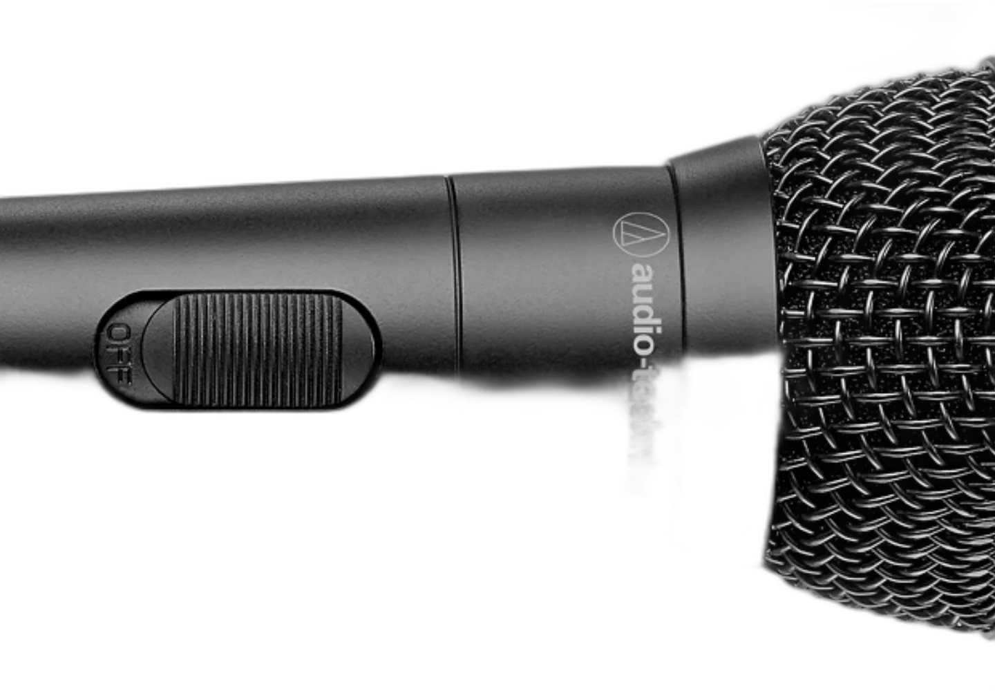 Pessoa cantando ao vivo com o microfone ATR1300x