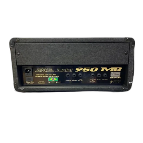 Cabeçote Meteoro Space Bass Jr. 950 MB para Contrabaixo com Chave -10dB para Ativo EQ 3 Bandas (Graves, Médios, Agudos) Effect Loop (Send/Return) Aux In para Backtrack Saídas para Caixa Externa